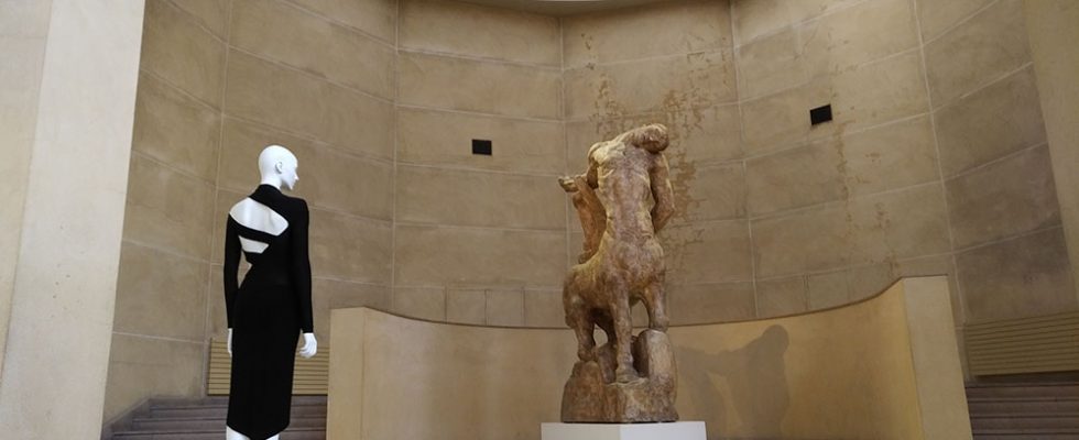 vue du grand hall du musée Bouredelle avec un mannequin portant une robe.