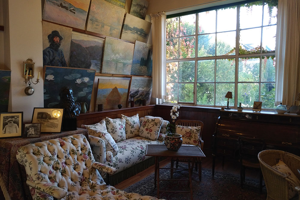 Intérieur de la maison de Monet : vue de l'atelier.